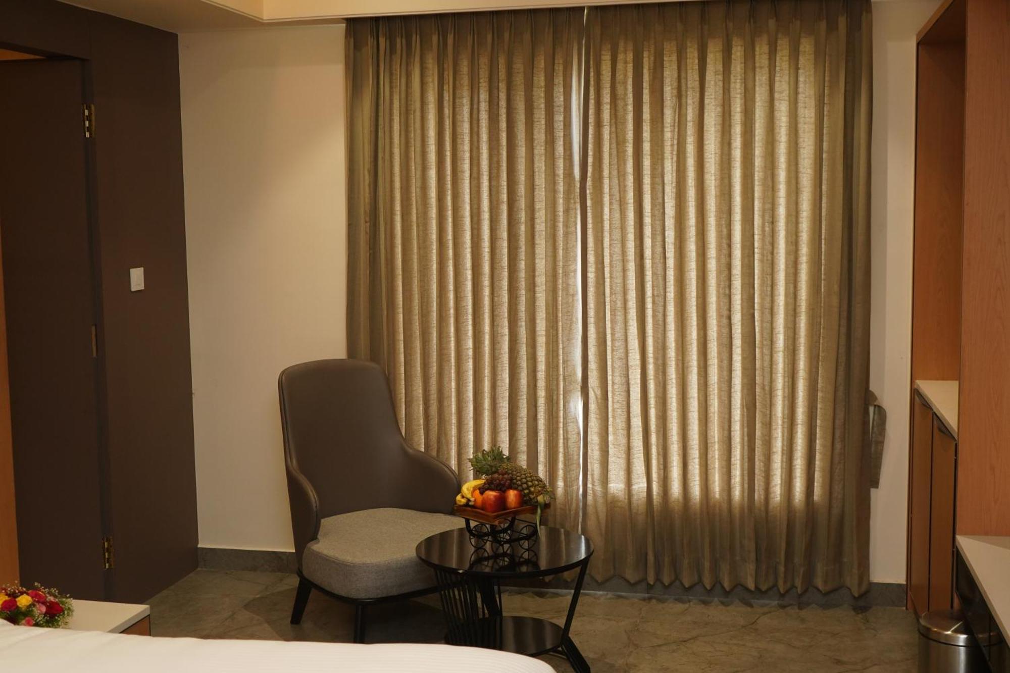 Vantara Suites Vellore Extérieur photo