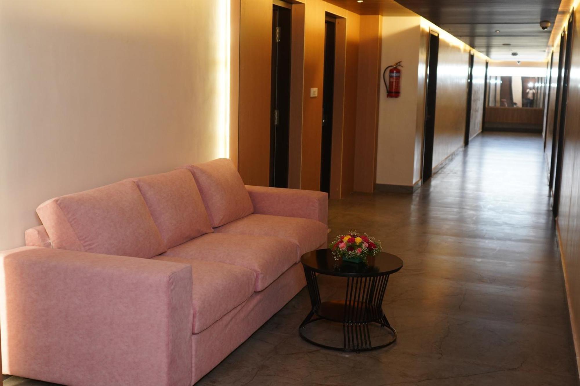 Vantara Suites Vellore Extérieur photo