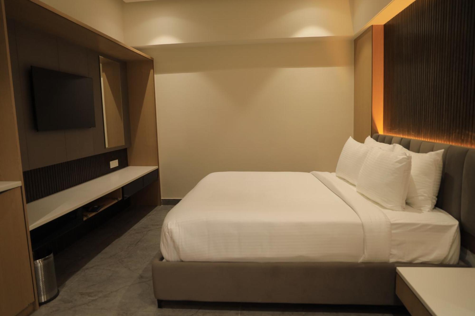 Vantara Suites Vellore Extérieur photo